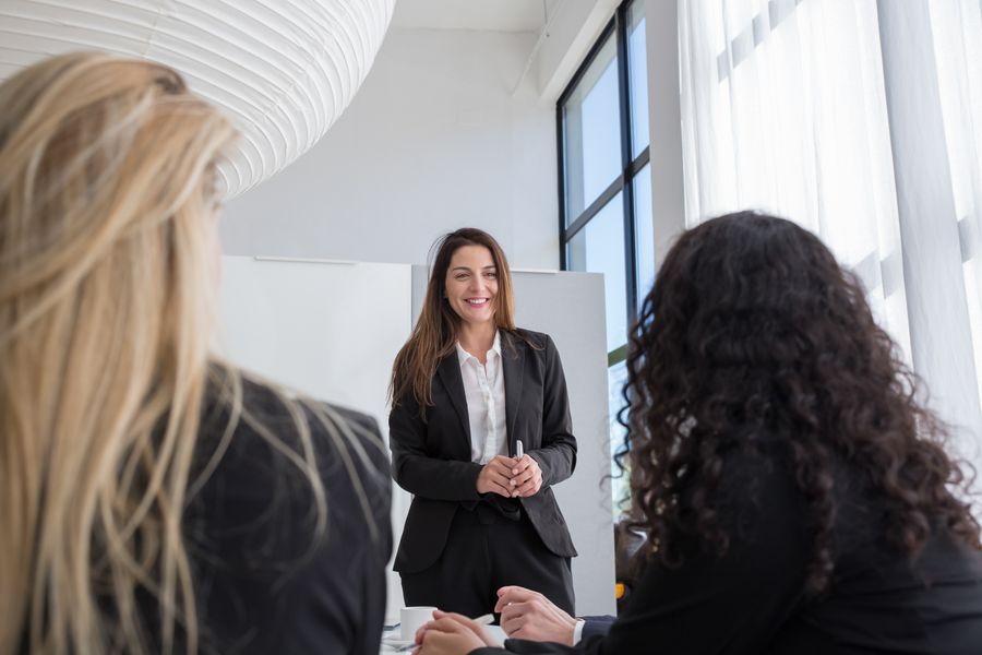Mulheres trocando ideias durante uma reunião de trabalho.